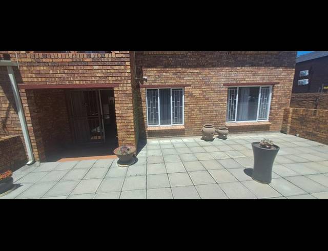 2 BEDROOM TOWNHOUSE FOR SALE IN BARTLETT